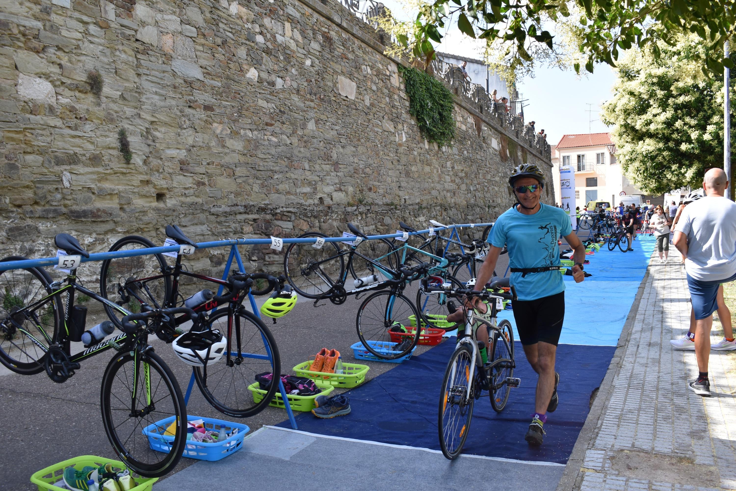 Pablo Herrero y Ester Rodríguez terminan los primeros en el triatlón de Alba de Tormes