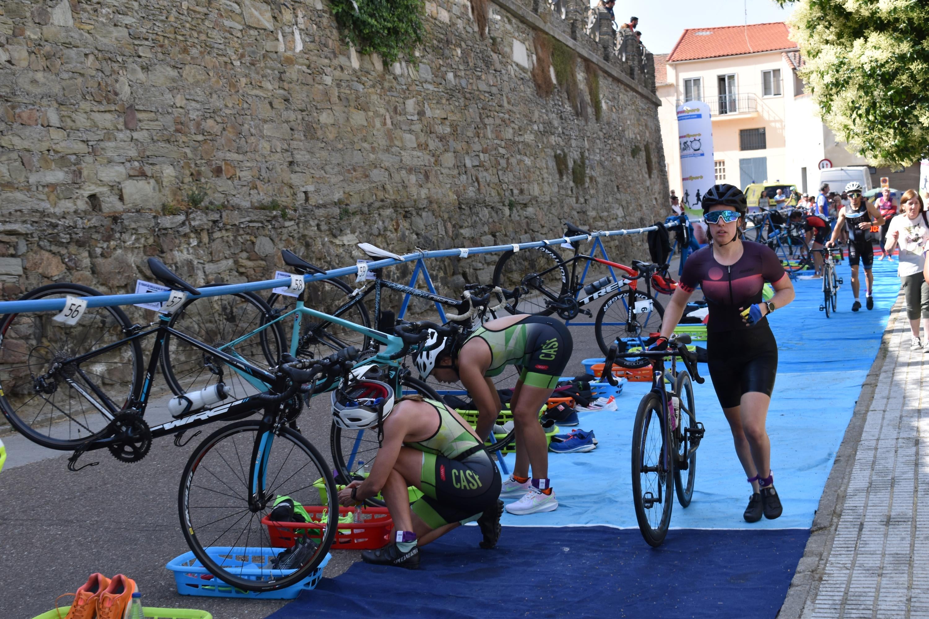 Pablo Herrero y Ester Rodríguez terminan los primeros en el triatlón de Alba de Tormes