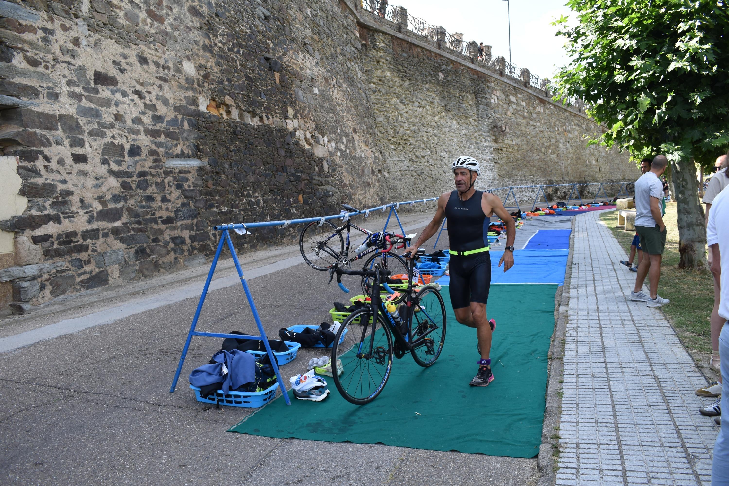 Pablo Herrero y Ester Rodríguez terminan los primeros en el triatlón de Alba de Tormes