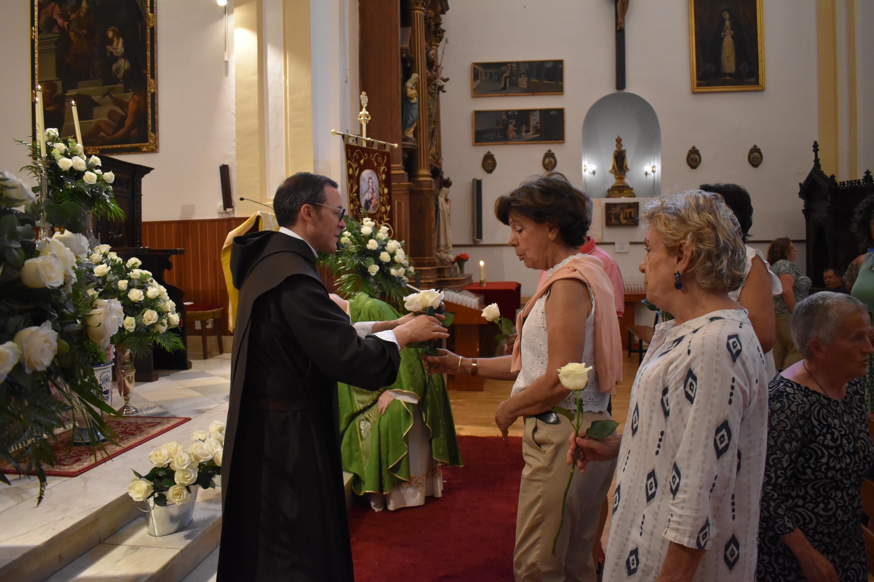 El regalo que llega a Alba de Tormes con mil rosas blancas para la Virgen del Carmen
