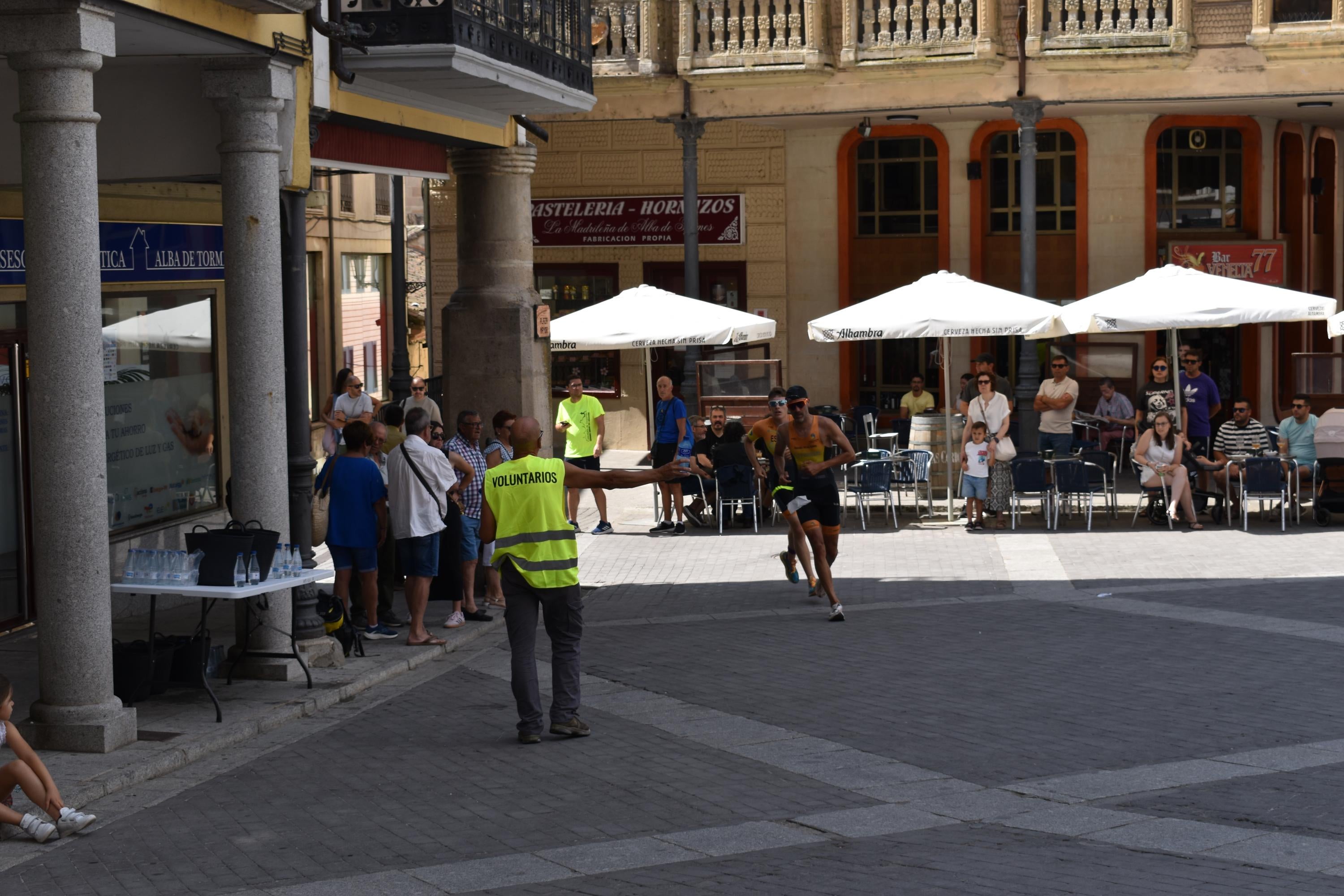 Pablo Herrero y Ester Rodríguez terminan los primeros en el triatlón de Alba de Tormes