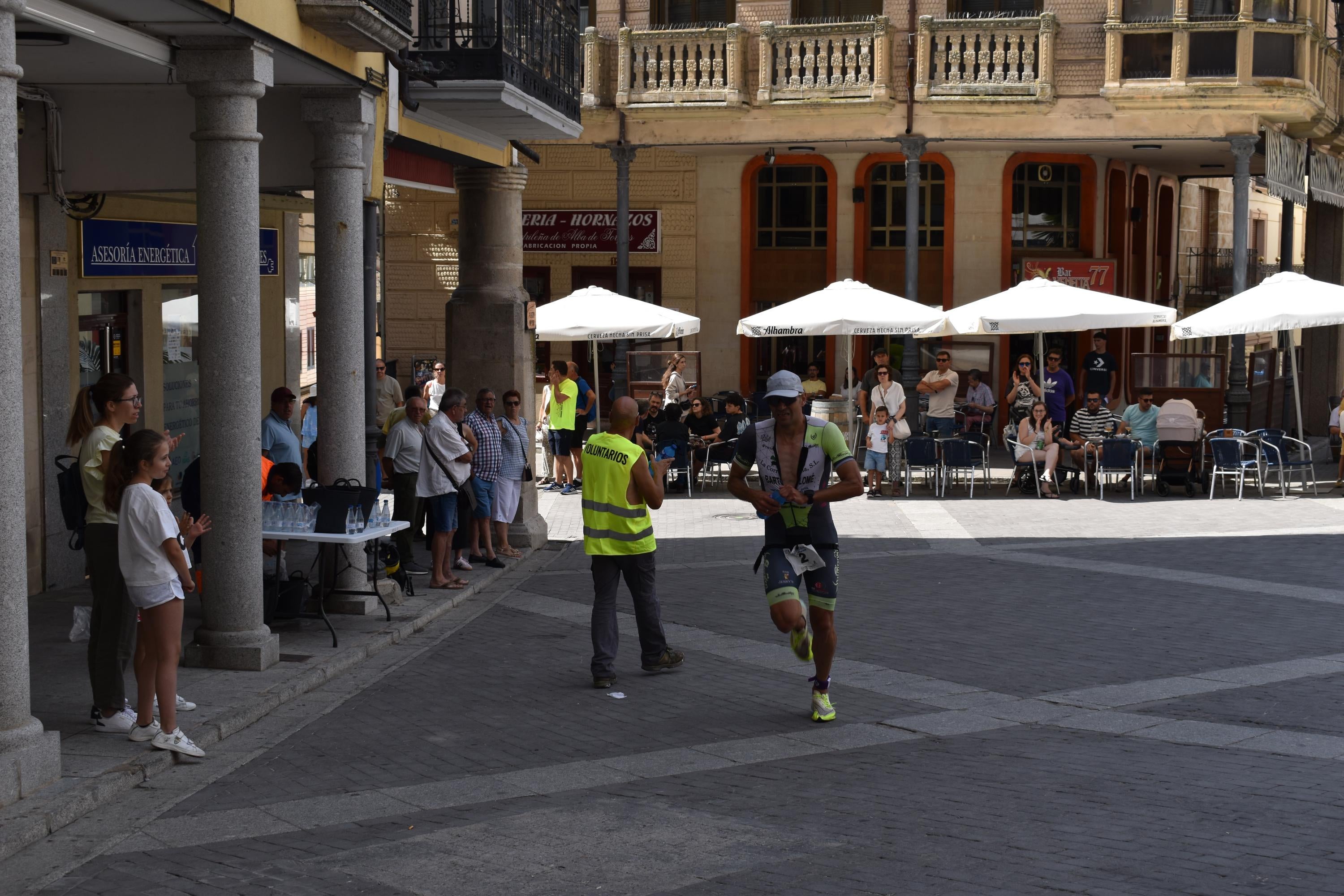 Pablo Herrero y Ester Rodríguez terminan los primeros en el triatlón de Alba de Tormes