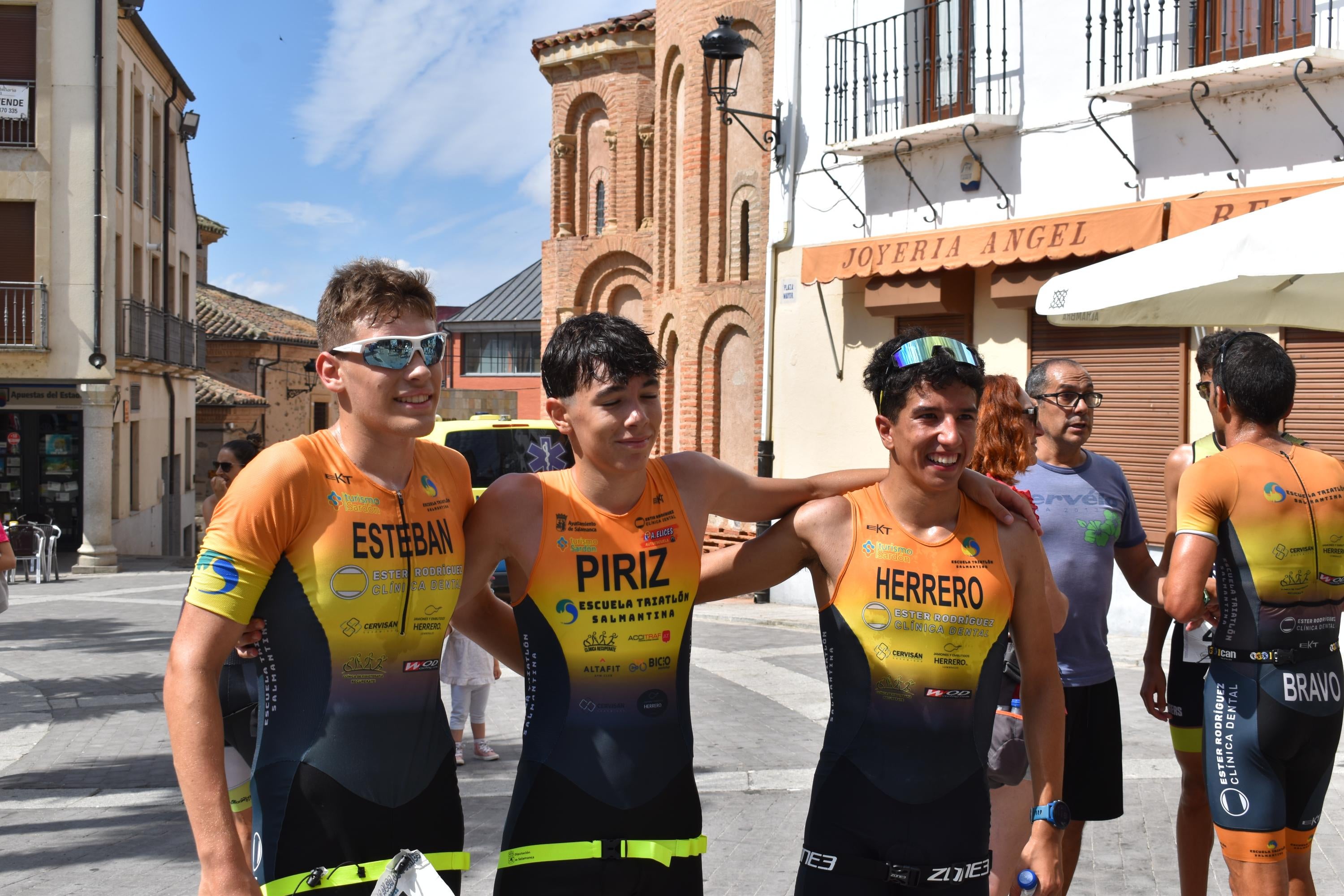 Pablo Herrero y Ester Rodríguez terminan los primeros en el triatlón de Alba de Tormes