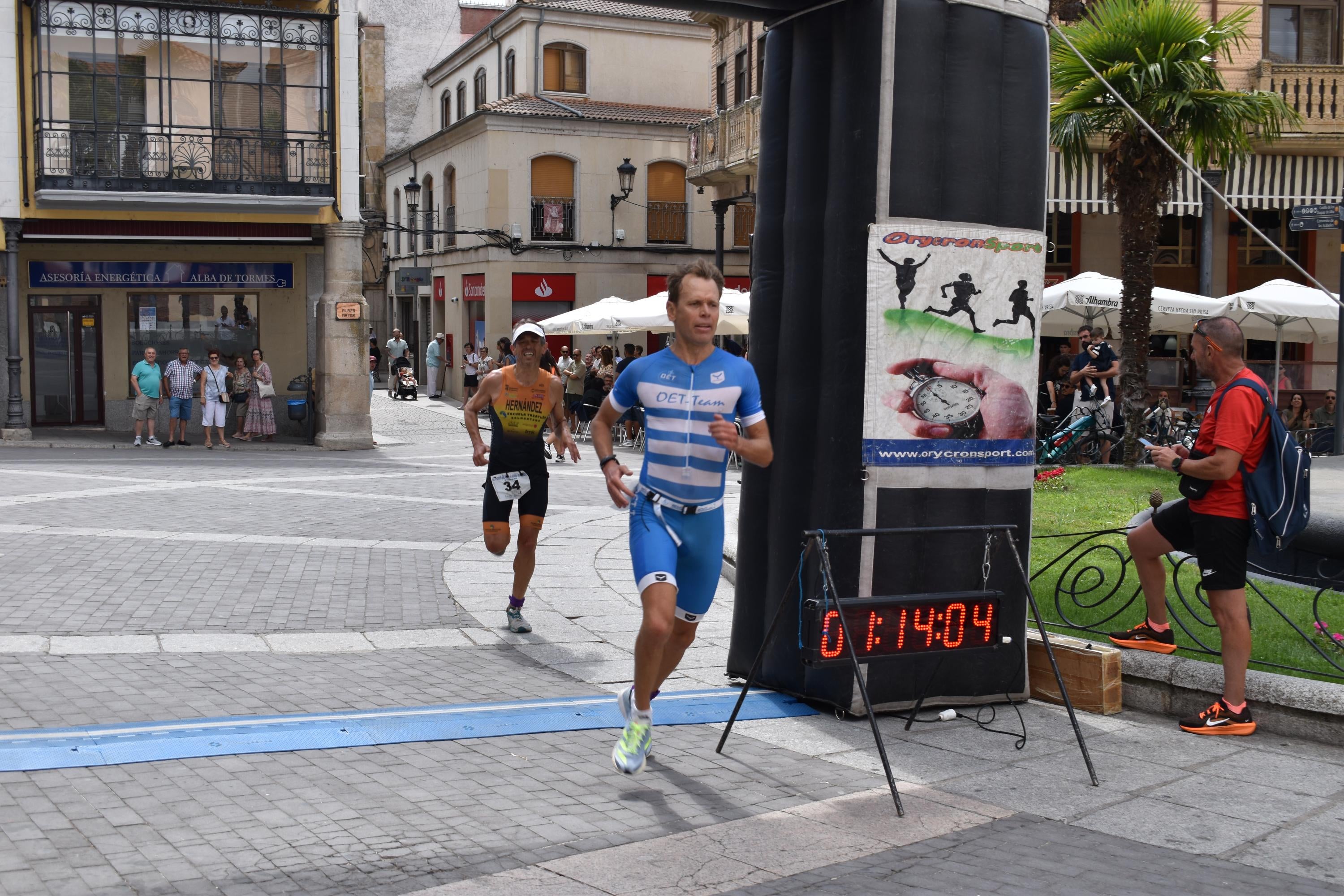 Pablo Herrero y Ester Rodríguez terminan los primeros en el triatlón de Alba de Tormes
