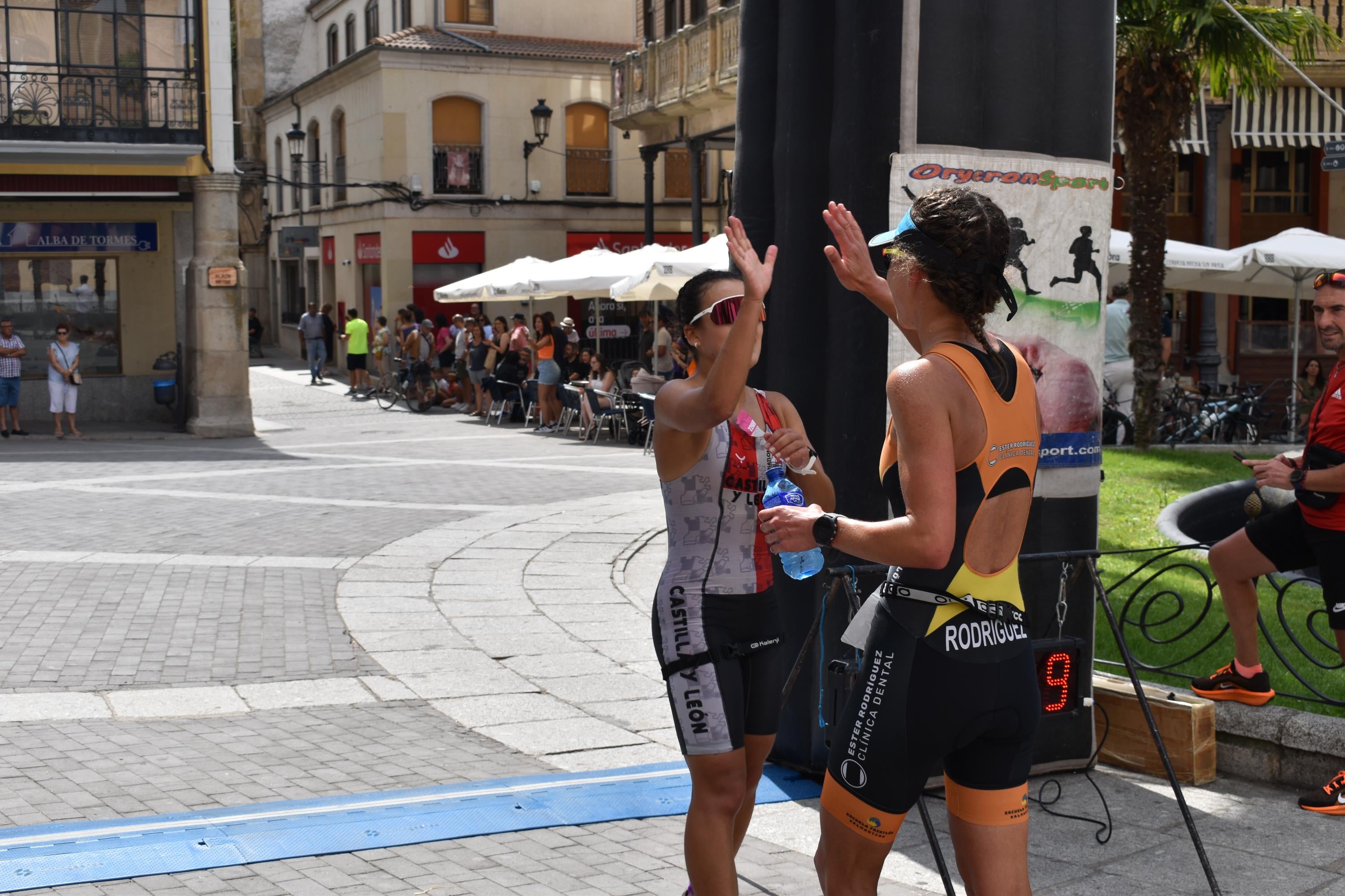 Pablo Herrero y Ester Rodríguez terminan los primeros en el triatlón de Alba de Tormes
