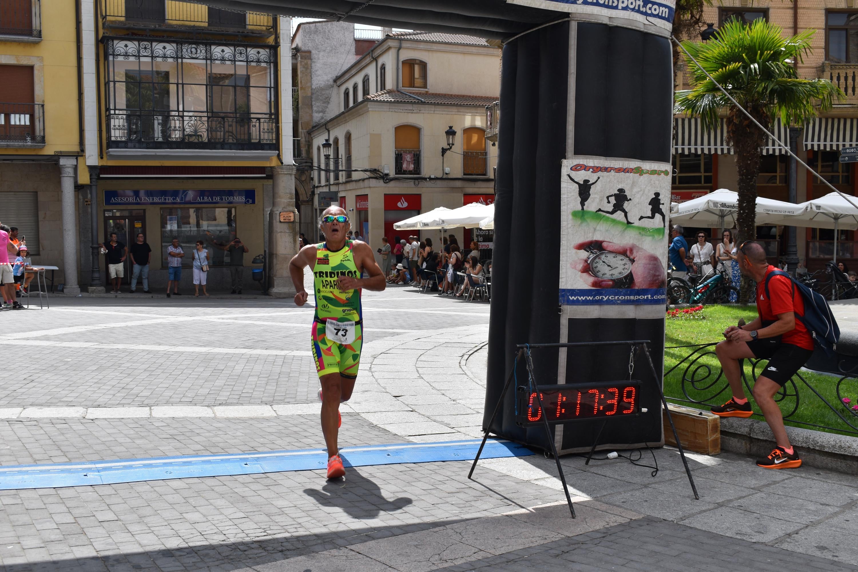 Pablo Herrero y Ester Rodríguez terminan los primeros en el triatlón de Alba de Tormes