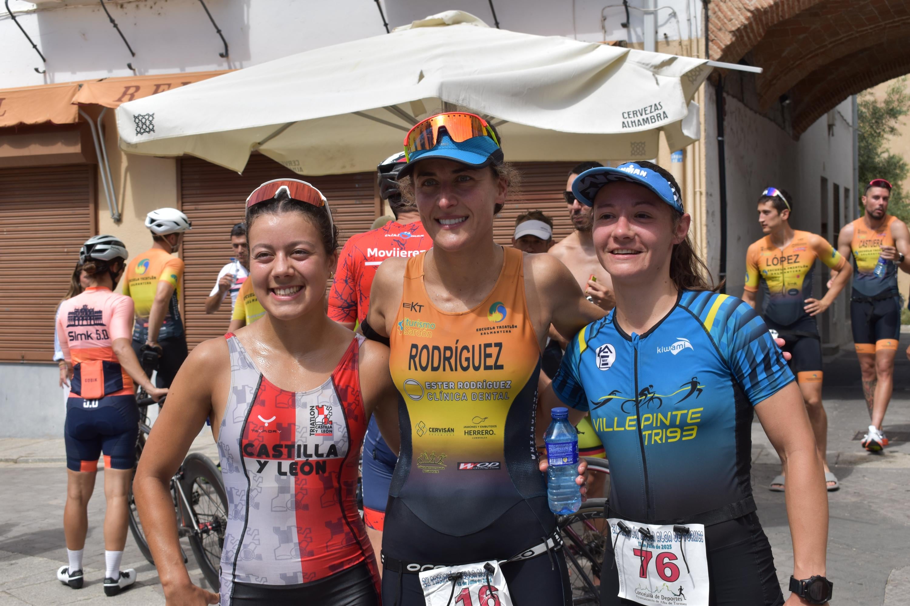 Pablo Herrero y Ester Rodríguez terminan los primeros en el triatlón de Alba de Tormes