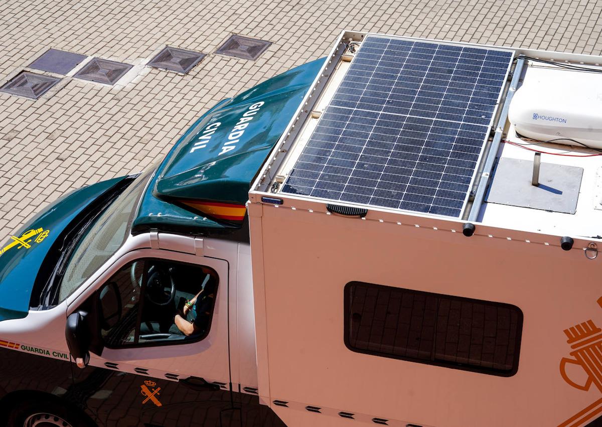 Imagen secundaria 1 - Foto 1 y foto 2: el sistema autónomo, un botiquín,  walkie-talkies , una linterna y diferentes mandos, en el interior de la OMAC, con techo solar. Foto 3: los carteles distintivos colocados en la puerta de la OMAC.