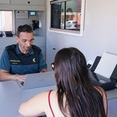 Un agente de la Guardia Civil atiende a una ciudadana en la Oficina Móvil de Atención al Ciudadano (OMAC).