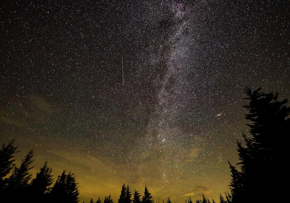 Lluvia de meteoros Perseidas vista en la naturaleza.