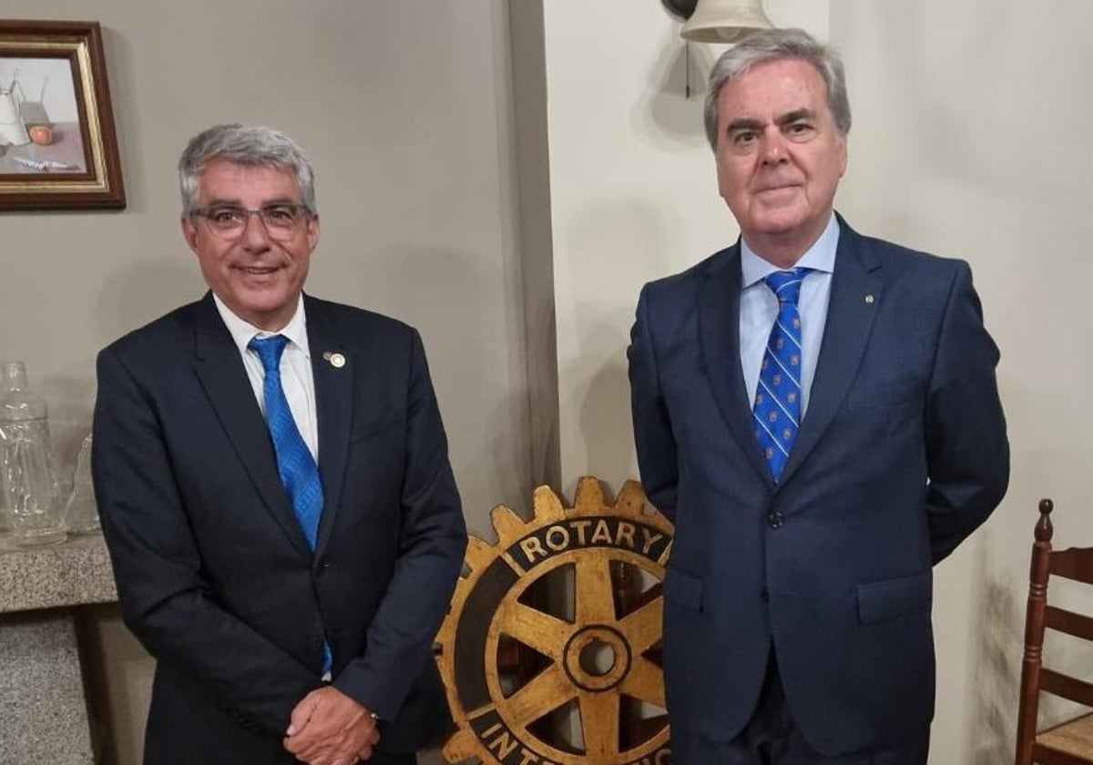 Javier Pérez, nuevo presidente del Rotary Club de Béjar, con su predecesor, Álvaro Muñoz.