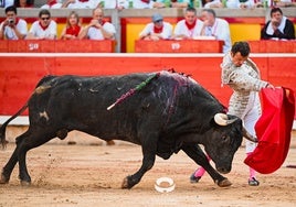 Pase de pecho a Embajador, su primer toro de Miura en Pamplona.