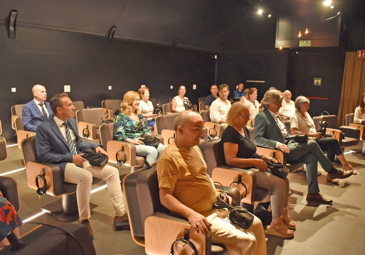 Visita que autoridades e invitados realizaron al proyecto 'Symphony' en la Plaza Mayor de Béjar.