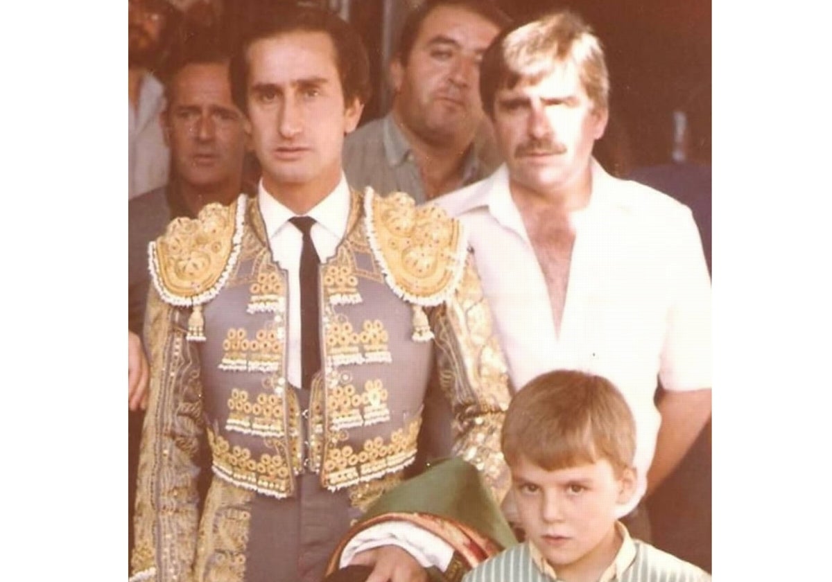 Diego Ramos, junto a su padre y el maestro Julio Robles, la primera vez que llevó a Diego a los toros.