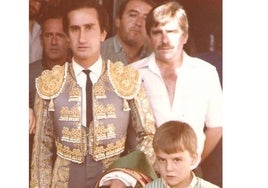 Diego Ramos, junto a su padre y el maestro Julio Robles, la primera vez que llevó a Diego a los toros.