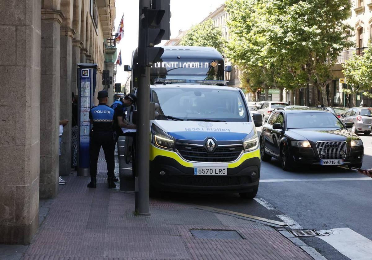 Un furgón de la Policía Local de Salamanca, aparcado en la Gran Vía.