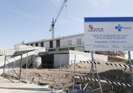 Obras de construcción del centro de salud de Prosperidad, en la parcela ubicada en la confluencia de la avenida de la Aldehuela con Lucio Marineo.