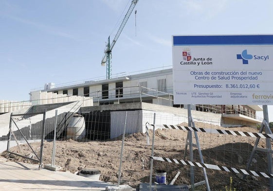 Obras de construcción del centro de salud de Prosperidad, en la parcela ubicada en la confluencia de la avenida de la Aldehuela con Lucio Marineo.