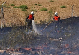 Dos Bomberos de la Diputación de Salamanca, extinguiendo un incendio.