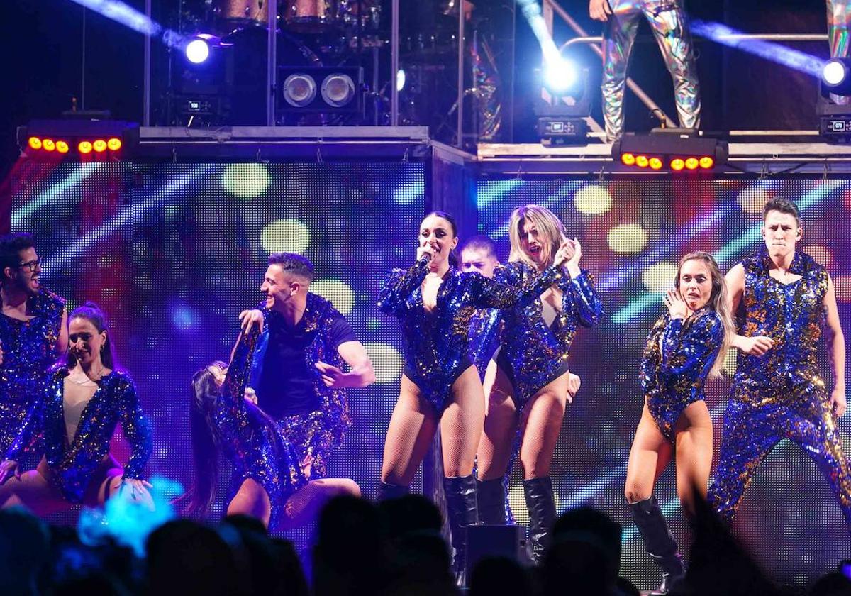 Las cantantes del grupo, con uno de habituales.