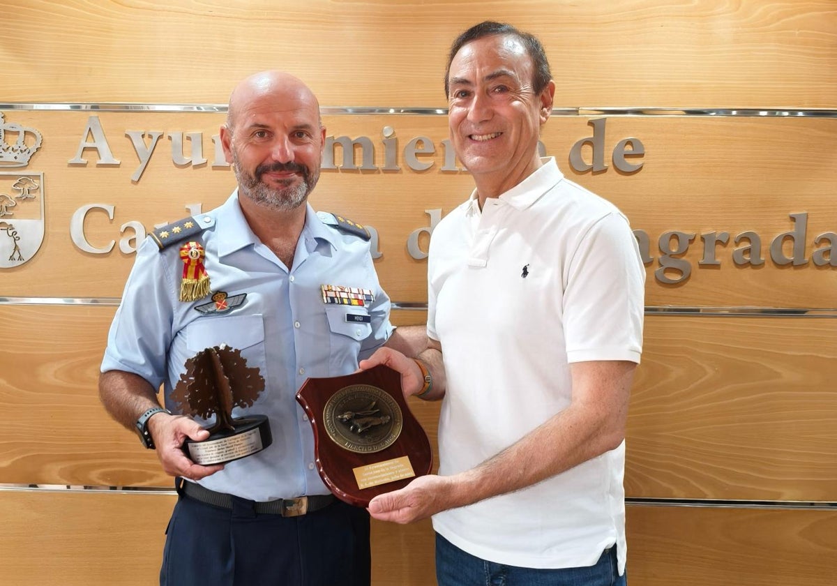 Francisco Javier Mendi Pompa recibe el reconocimiento por parte de Pedro Samuel Martín.