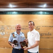Francisco Javier Mendi Pompa recibe el reconocimiento por parte de Pedro Samuel Martín.