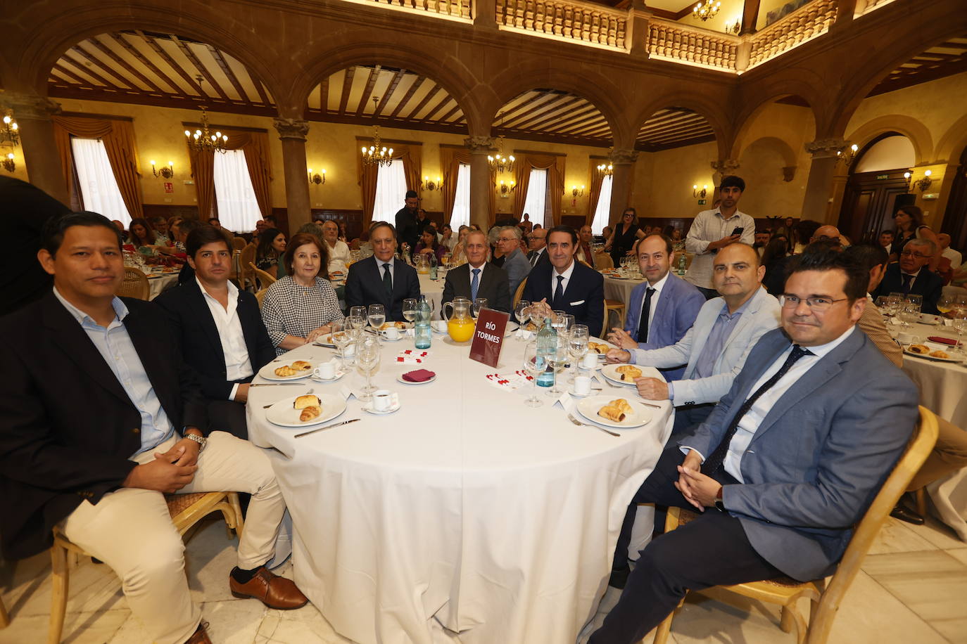 César Estrada Tuanama (responsable del Comité de ESG en Meins), Graciliano Martín Iglesias (responsable de Relaciones Institucionales de Aceinsa Movilidad), Rosa López Alonso (subdelegada del Gobierno en Salamanca), Carlos Manuel García Carbayo (alcalde de Salamanca), Jaime González Lucas (director General de LA GACETA), Juan Carlos Suárez-Quiñones y Fernández (consejero de Medio Ambiente, Vivienda y Ordenación del Territorio de la Junta de Castilla y León), Oscar Lorenzo (delegado del rector de la Universidad de Salamanca), Pablo Vega Bazal (director de la fábrica de Enusa en Juzbado) y Jorge Rollán Segurado (responsable de contratos en FCC Medio Ambiente).