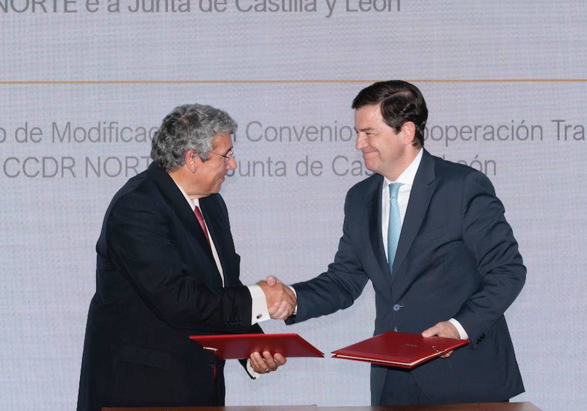 El presidente de la Comisión de Coordinación y Desarrollo Regional del Norte de Portugal, Antonio Cunha, y el presidente de la Junta de Castilla y León, Alfonso Fernández Mañueco.