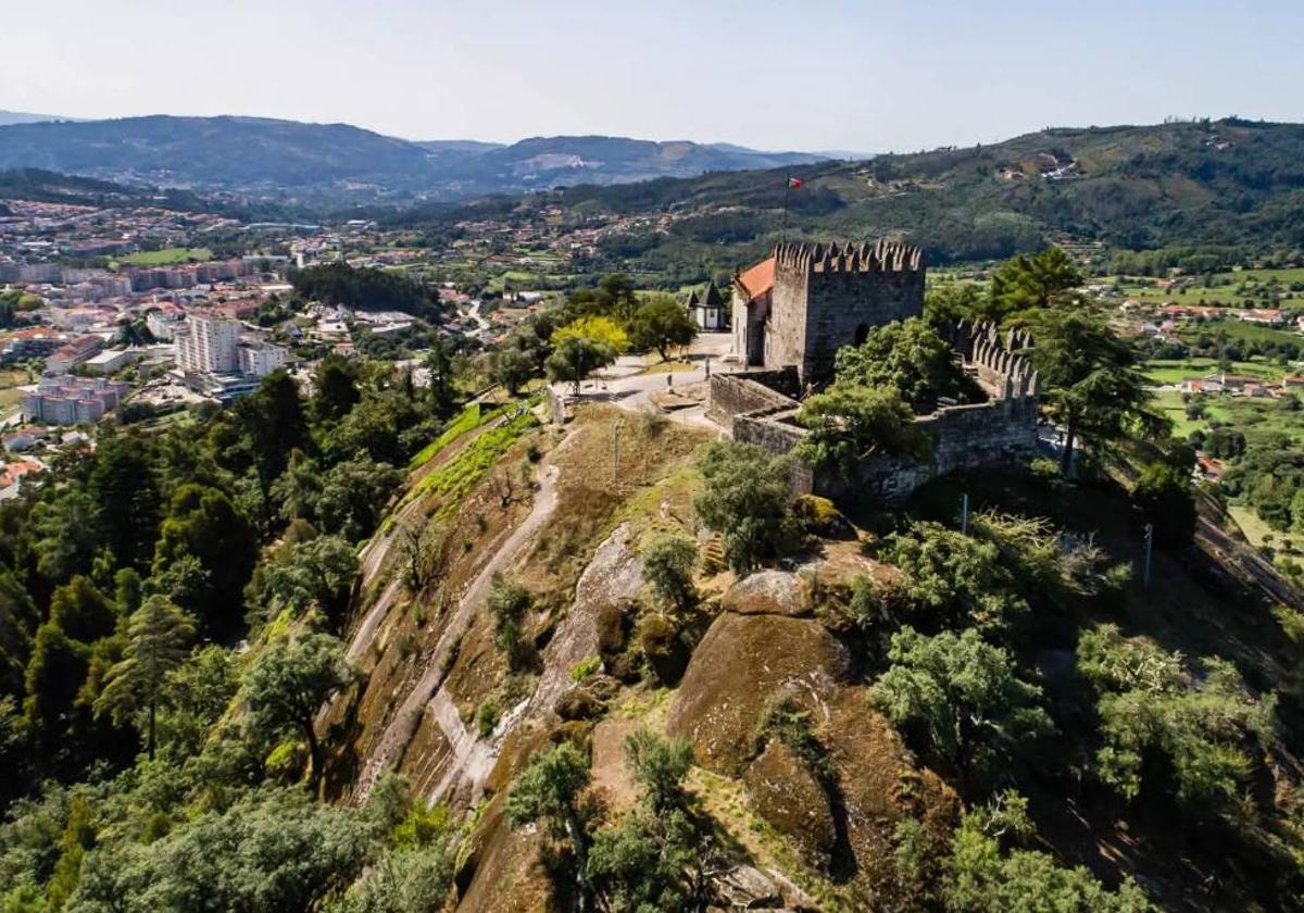 El castillo medieval en lo alto del Monte do Pilar.