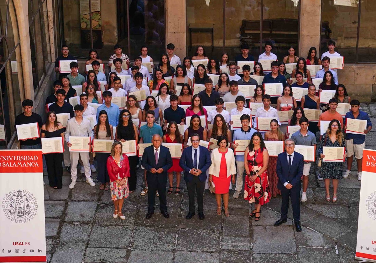 Foto de familia en el patio de la secuoya.