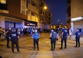 Agentes de Policía Local y Guardia Civil, durante los altercados en Torre Pacheco.