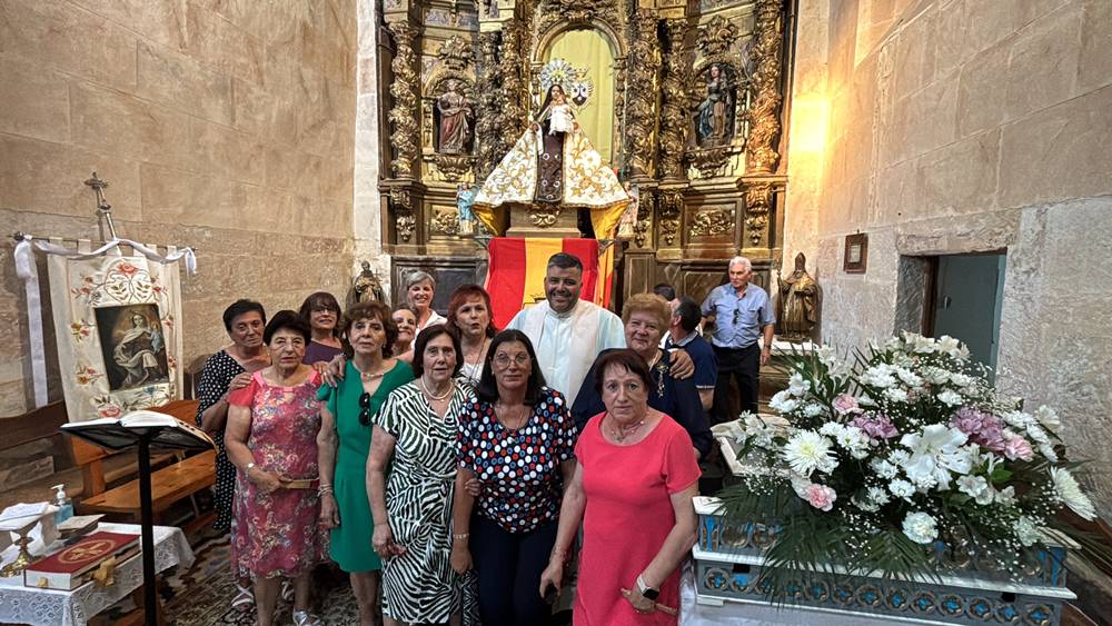 El Pedroso fue fiel a su tradición de izar la Virgen al altar