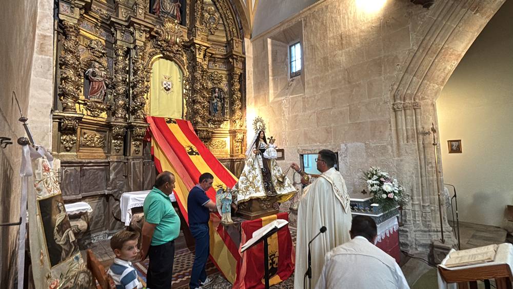 El Pedroso fue fiel a su tradición de izar la Virgen al altar