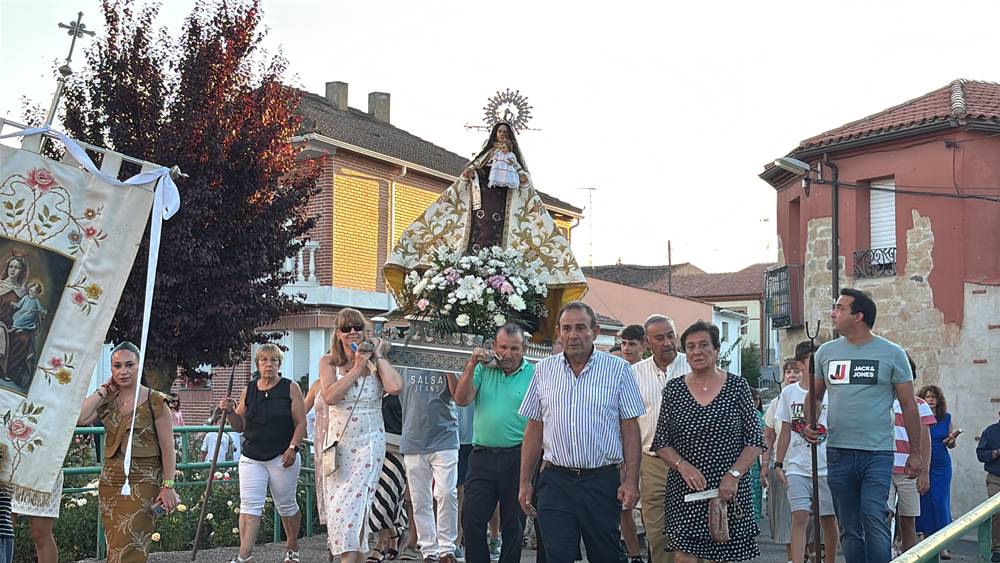El Pedroso fue fiel a su tradición de izar la Virgen al altar