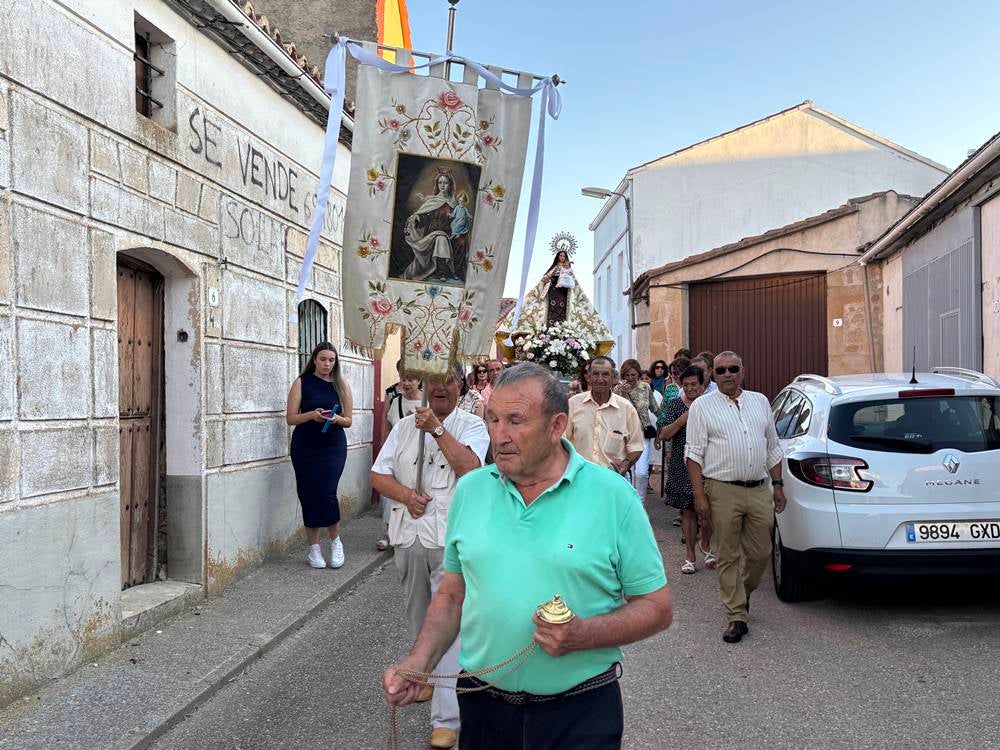 El Pedroso fue fiel a su tradición de izar la Virgen al altar