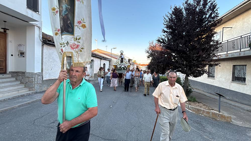 El Pedroso fue fiel a su tradición de izar la Virgen al altar