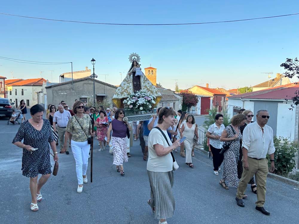 El Pedroso fue fiel a su tradición de izar la Virgen al altar