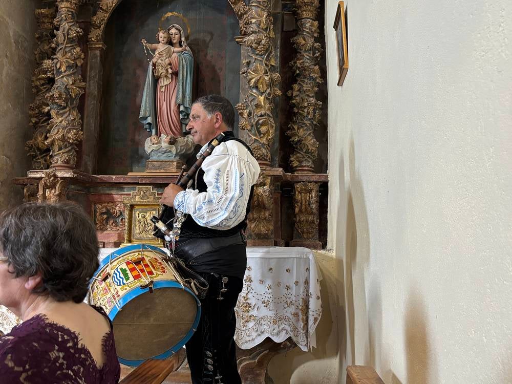 El Pedroso fue fiel a su tradición de izar la Virgen al altar