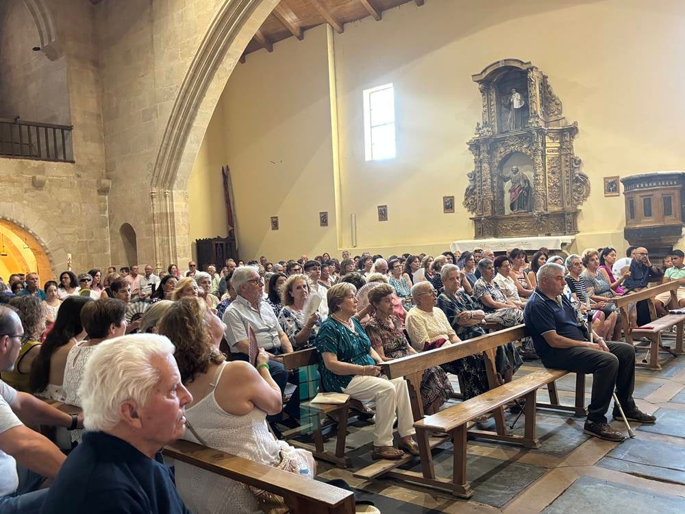 El Pedroso fue fiel a su tradición de izar la Virgen al altar