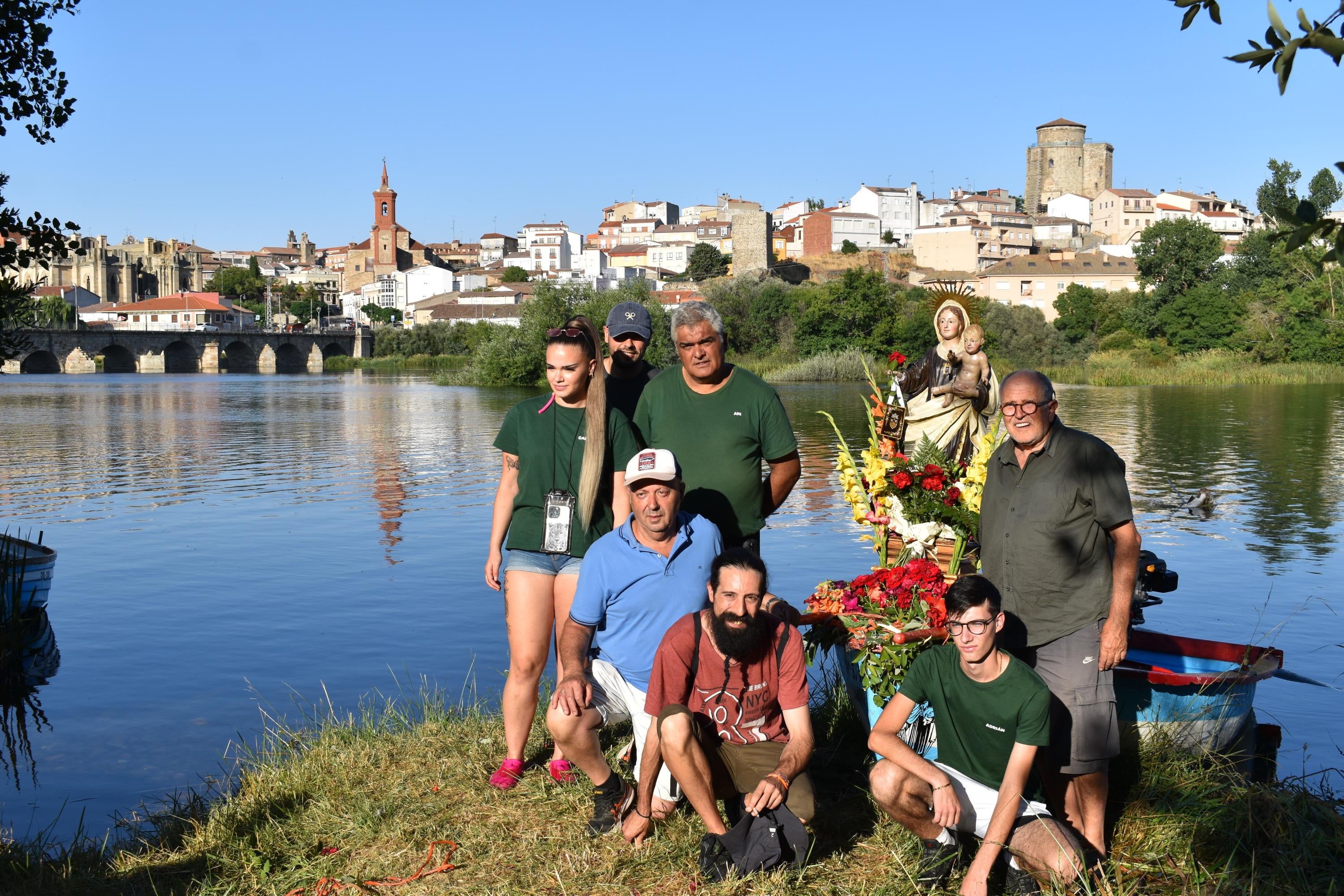Alba de Tormes honra la memoria de los pescadores y a la Virgen del Carmen en su paseo fluvial