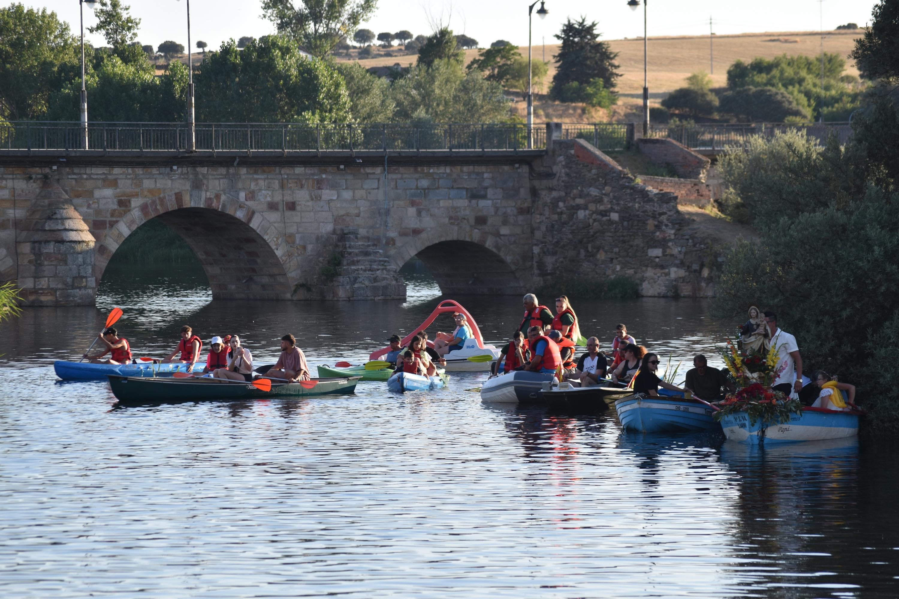 Alba de Tormes honra la memoria de los pescadores y a la Virgen del Carmen en su paseo fluvial