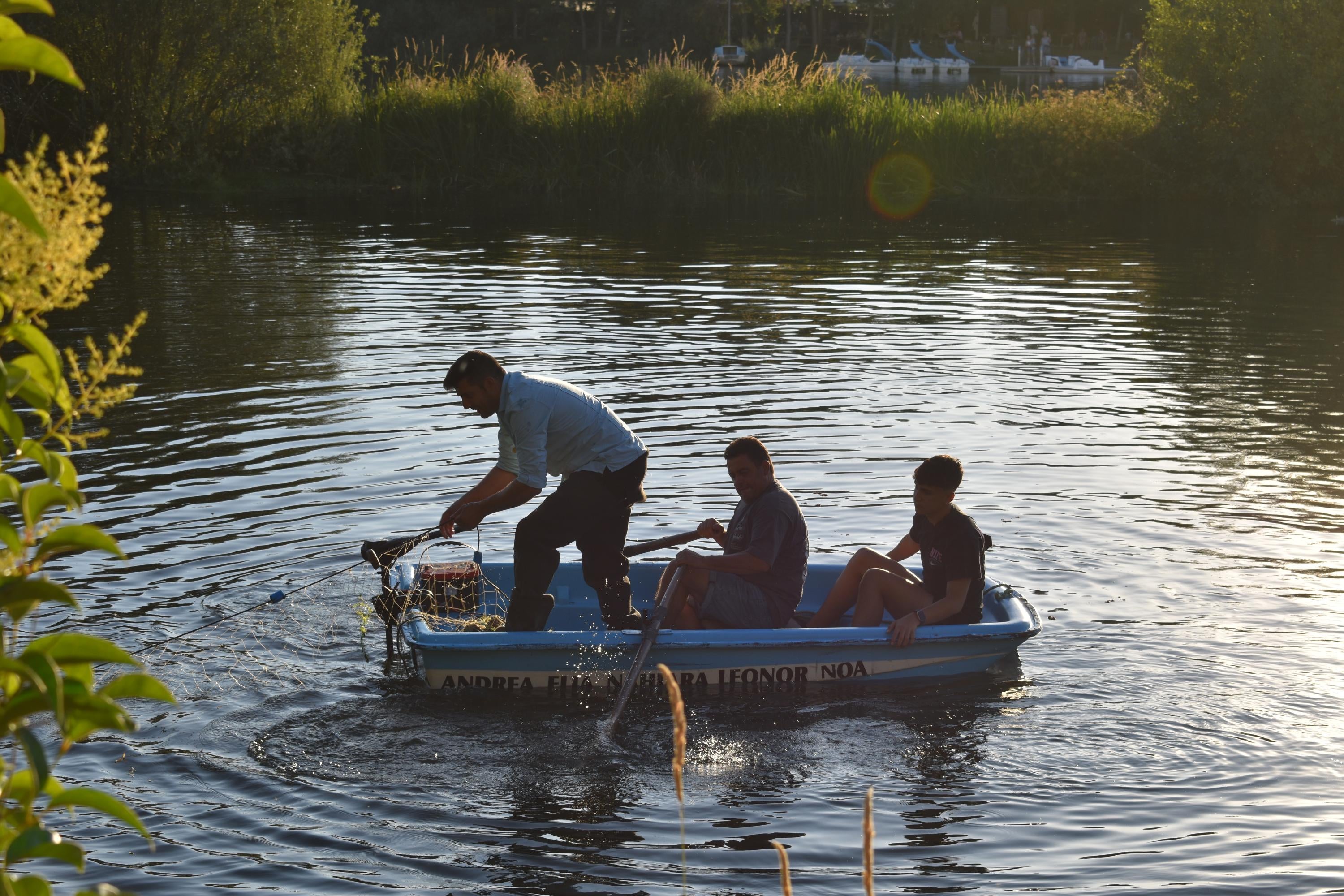 Alba de Tormes honra la memoria de los pescadores y a la Virgen del Carmen en su paseo fluvial