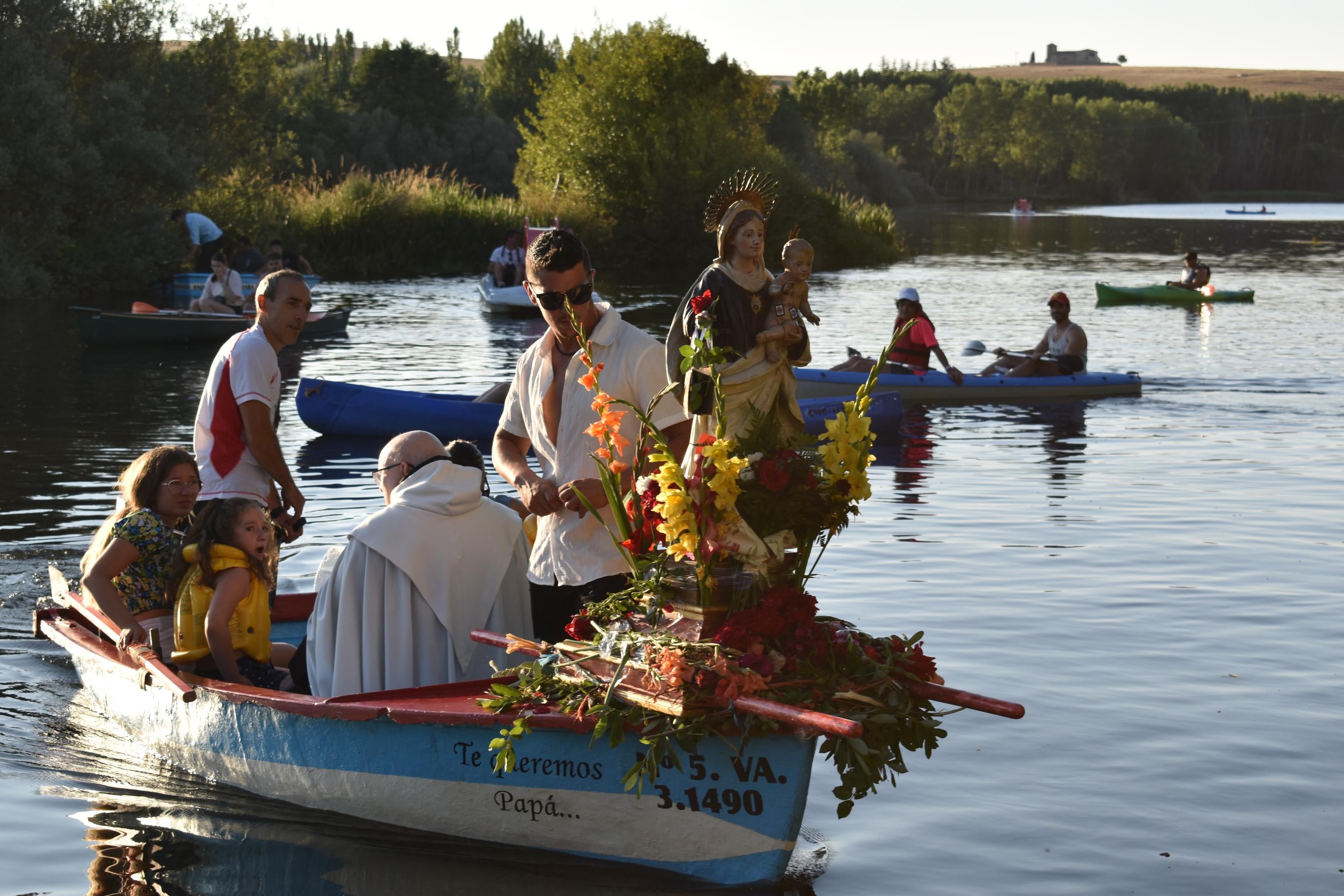 Alba de Tormes honra la memoria de los pescadores y a la Virgen del Carmen en su paseo fluvial