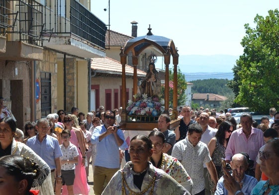 La Virgen del Carmen durante el camino hacia la plaza