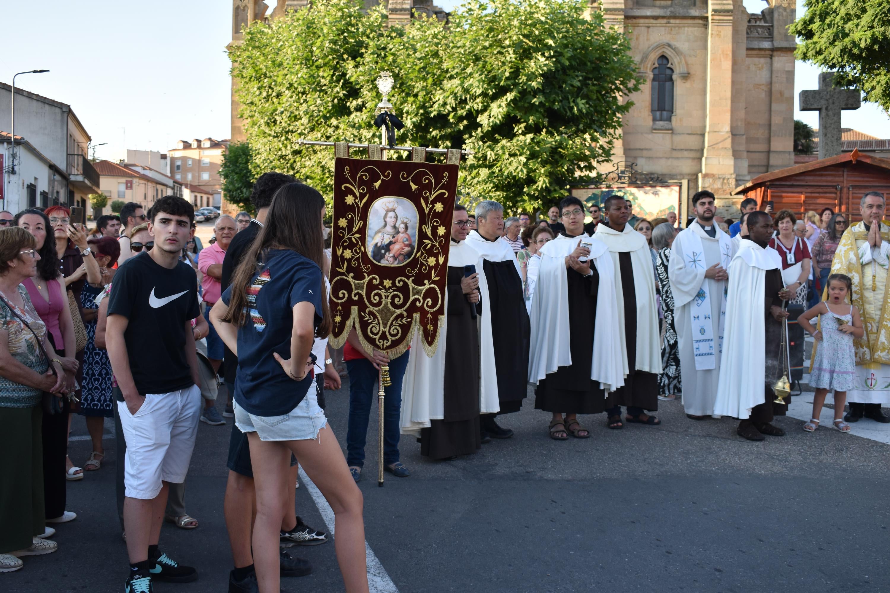 Alba de Tormes honra la memoria de los pescadores y a la Virgen del Carmen en su paseo fluvial