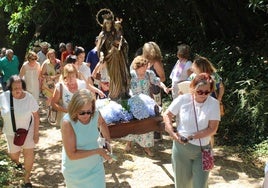 Llegada de la Virgen del Carmen al jardín para celebrar la eucaristía