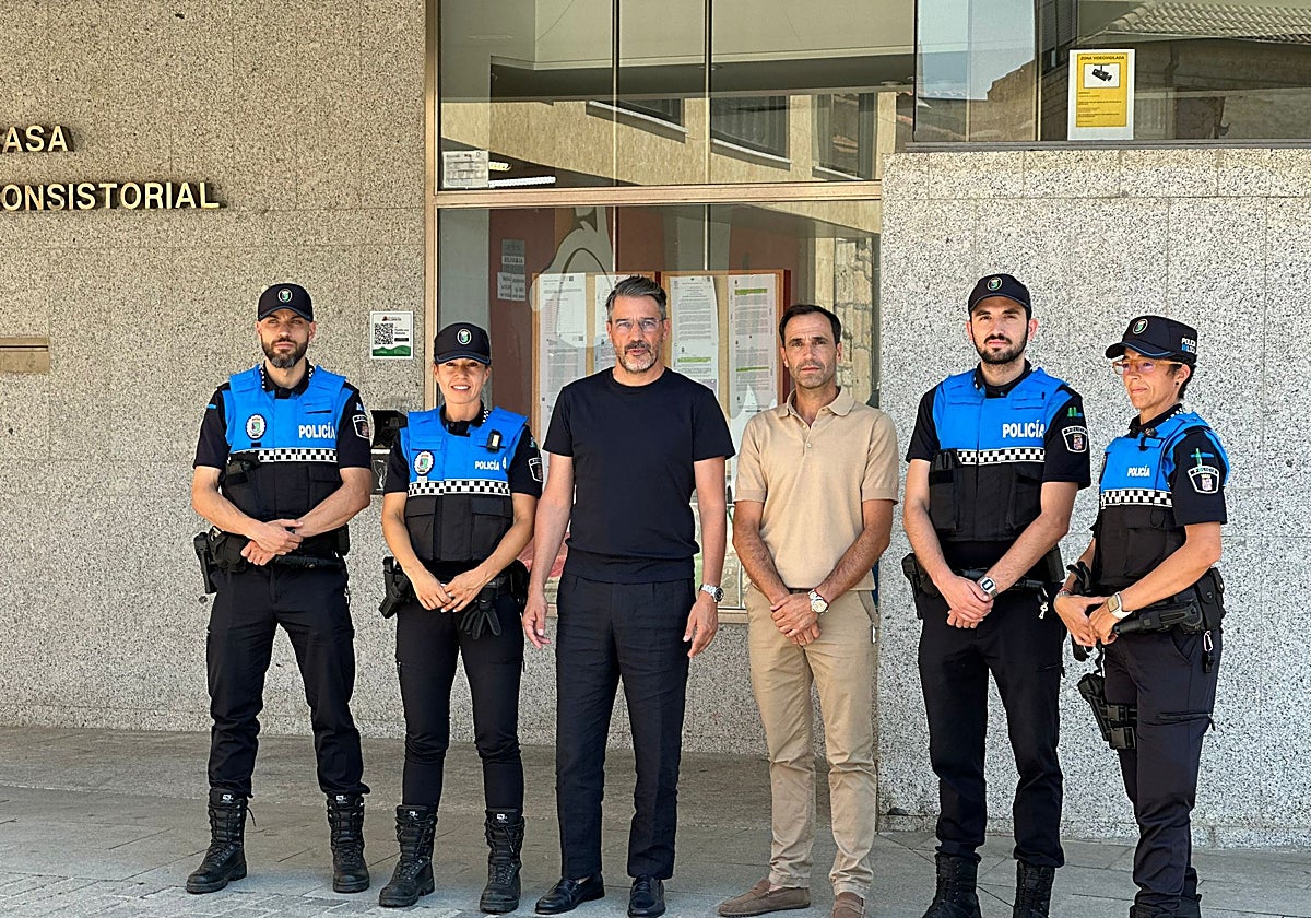 Ángel Peralvo y el edil Salvador Ruano (centro), junto a los cuatro agentes de la Policía Local.