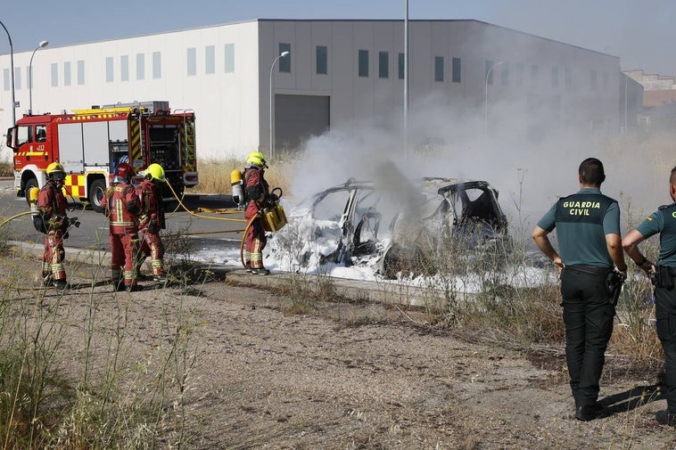 Los Bomberos de la Diputación de Salamanca, extinguiendo el fuego.