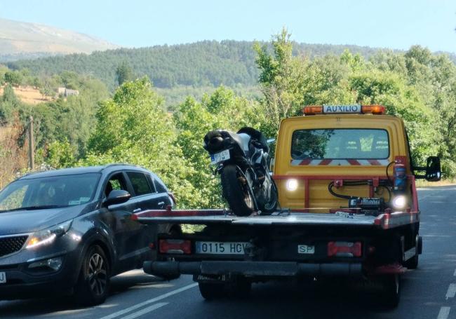 Una grúa, llevándose la moto accidentada.