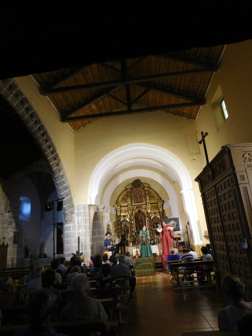 Nava de Sotrobal recibe el recital poético musical “Arcos y Ecos”